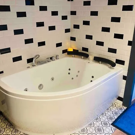 Venus Love Room Escapade Romantique Avec Jacuzzi Nantes Exterior photo