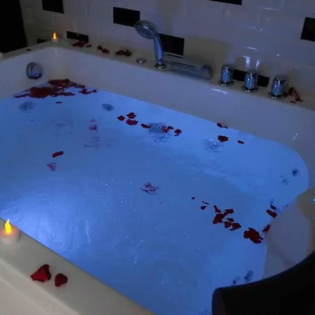 Venus Love Room Escapade Romantique Avec Jacuzzi Nantes Exterior photo